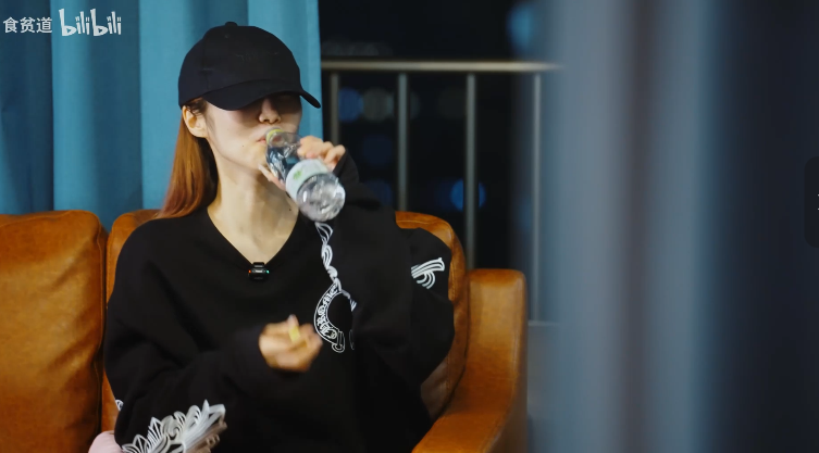 最新【食贫道】充电未放出视频拍AV被家里发现怎么办？为啥会为牛郎下海？日本AV女优讲述亲身经历